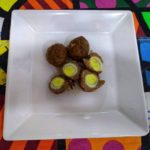 Bolinho de carne moída com ovo de codorna