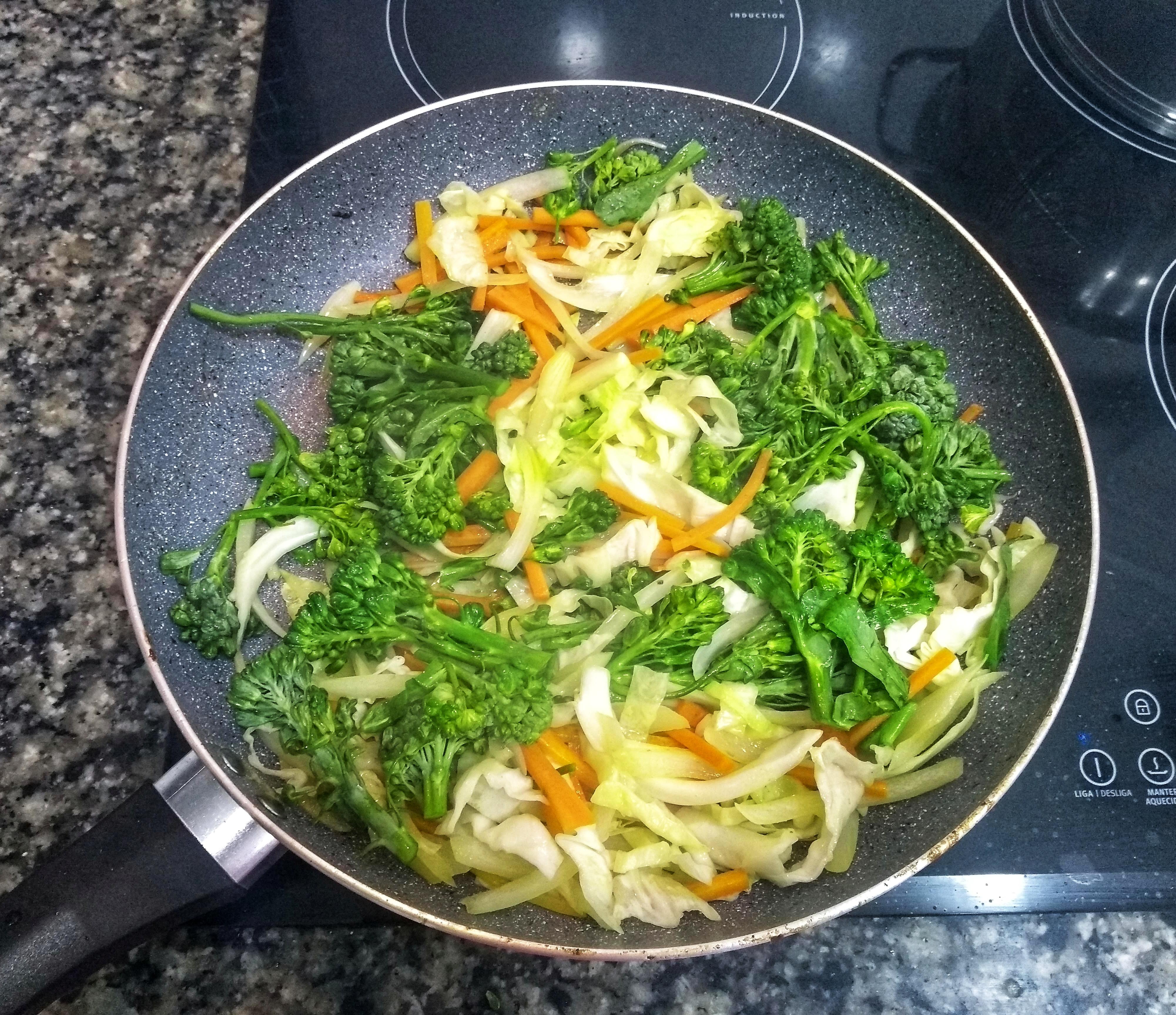 Bifum Com Legumes E Tiras De Carne Maria Na Cozinha