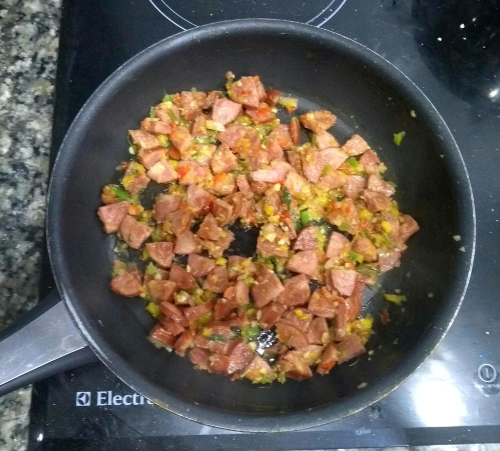 macarrão com linguiça calabresa