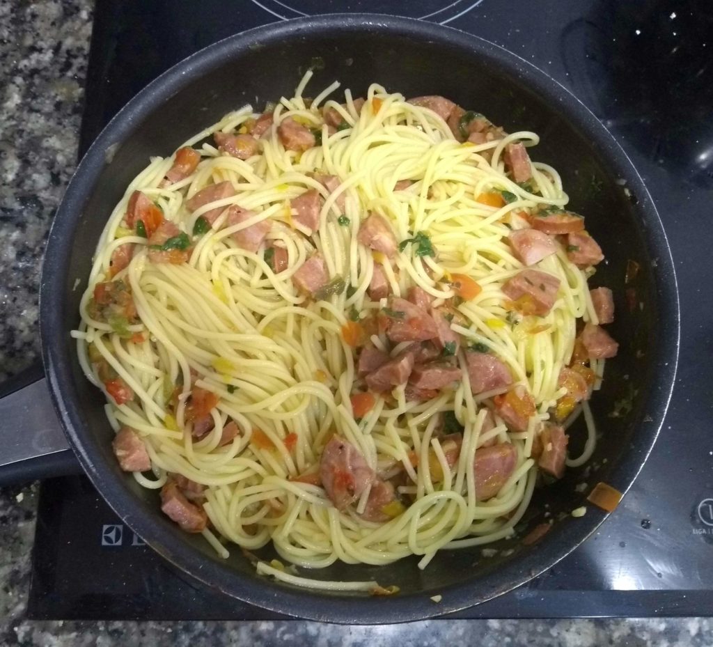 macarrão com linguiça calabresa