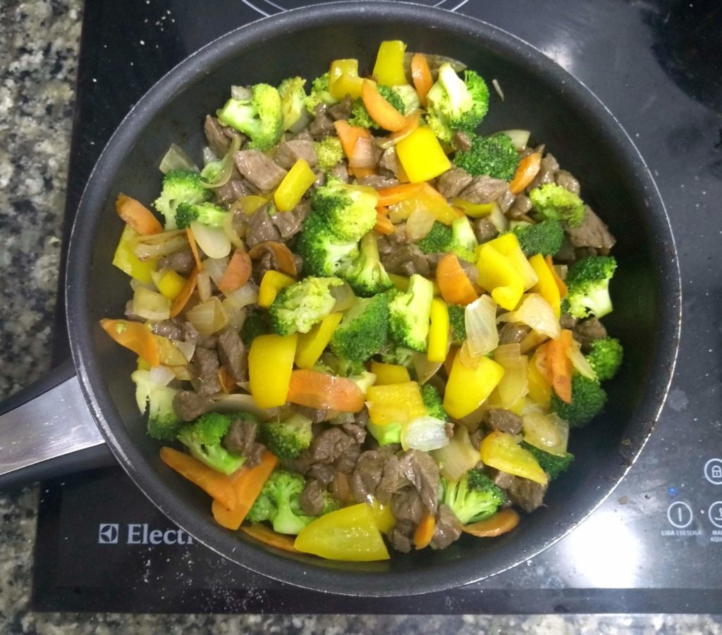 carne com legumes chop suey