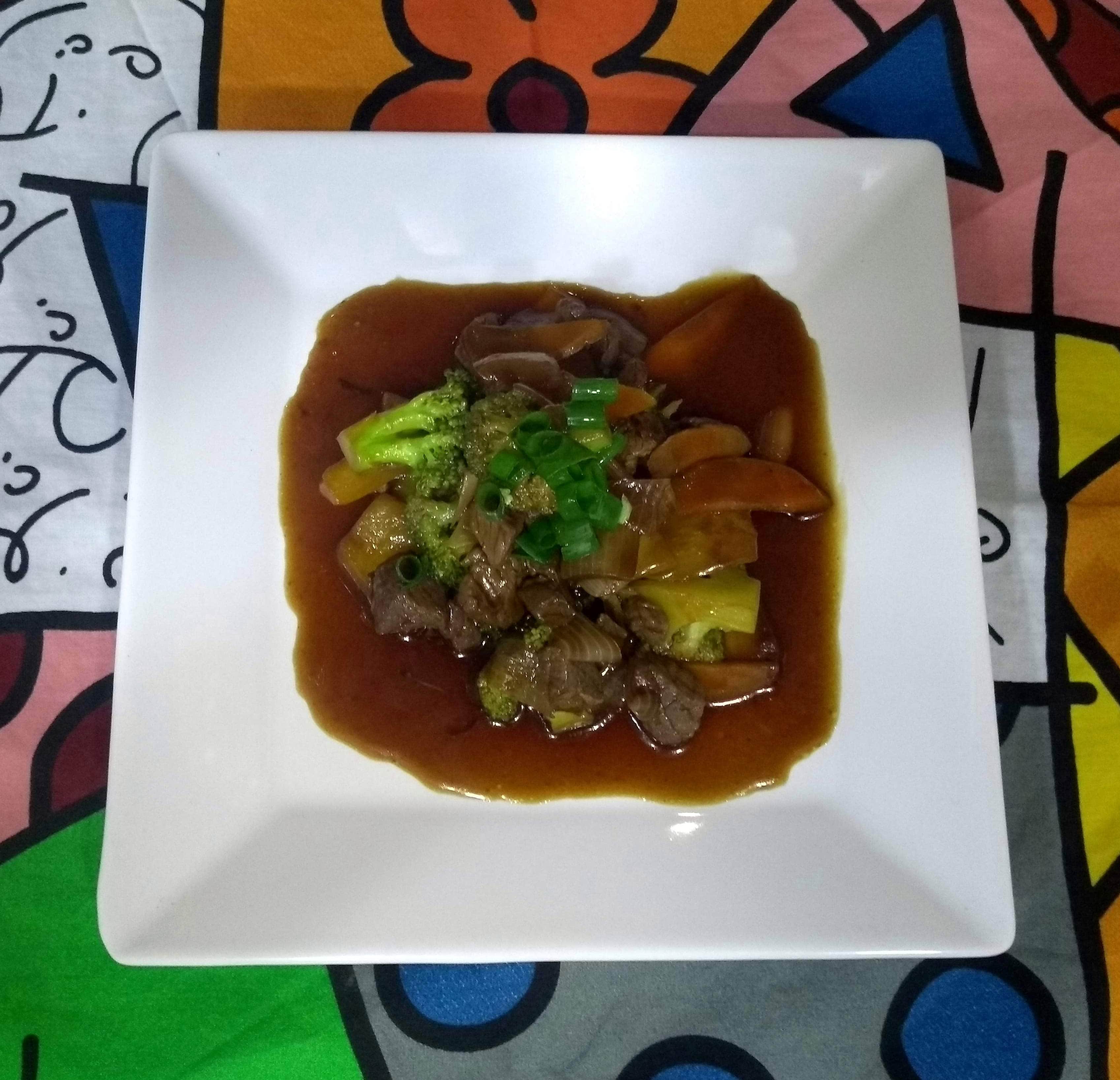 carne com legumes chop suey