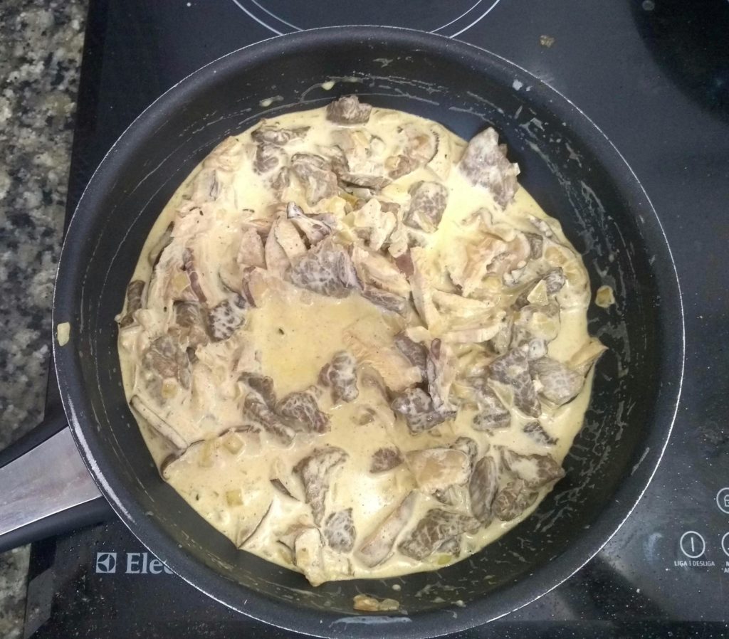 curry de carne e cogumelos