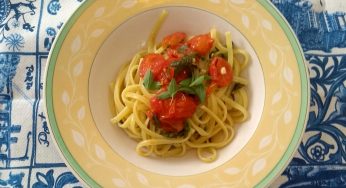 Macarrão com tomate cereja e manjericão