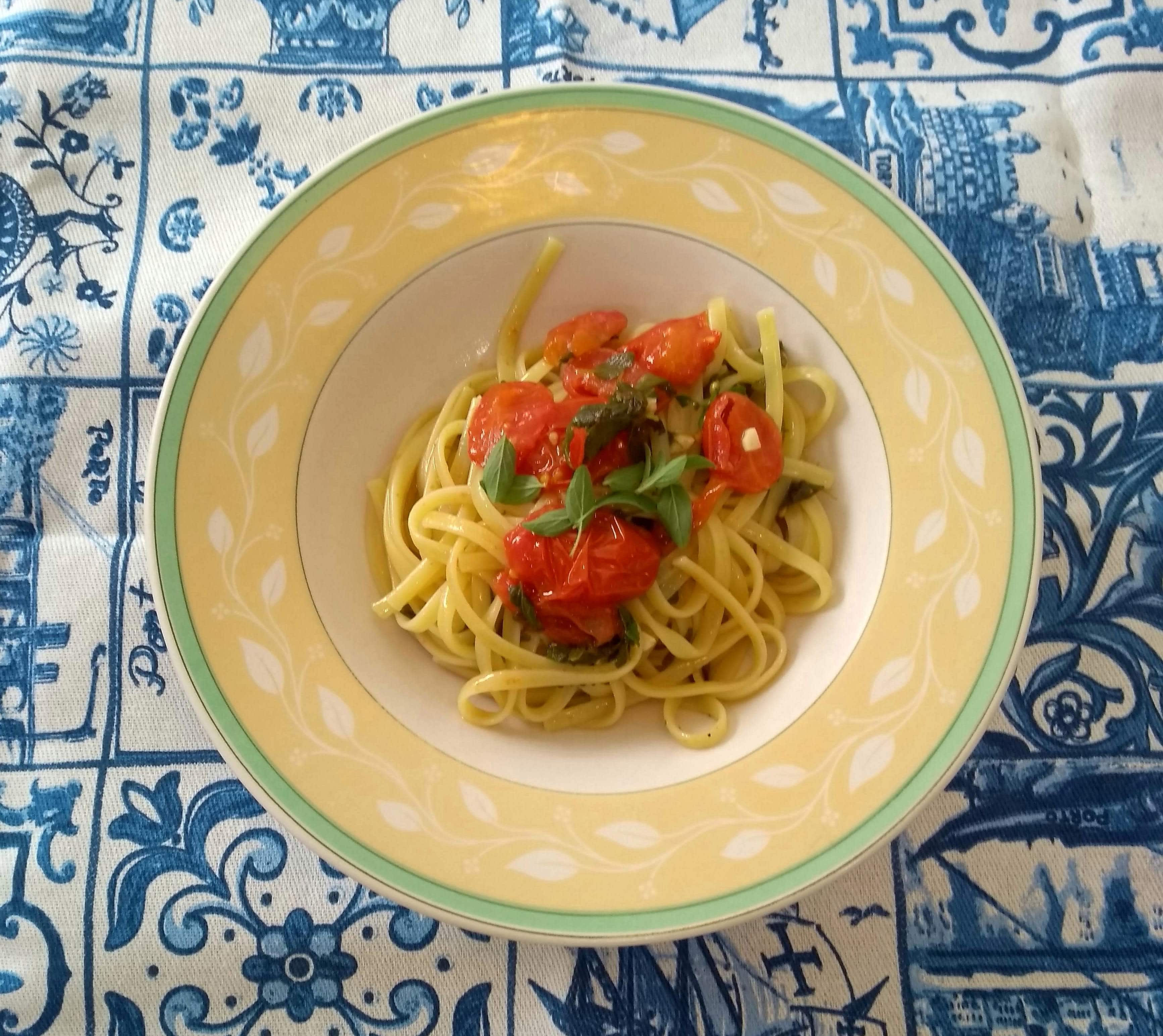 macarrão com tomate cereja