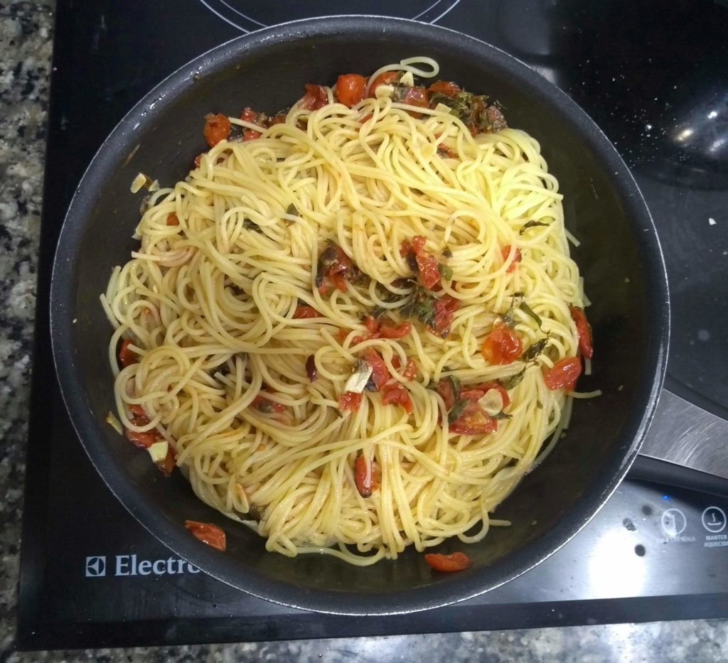 Espaguete com tomates confit