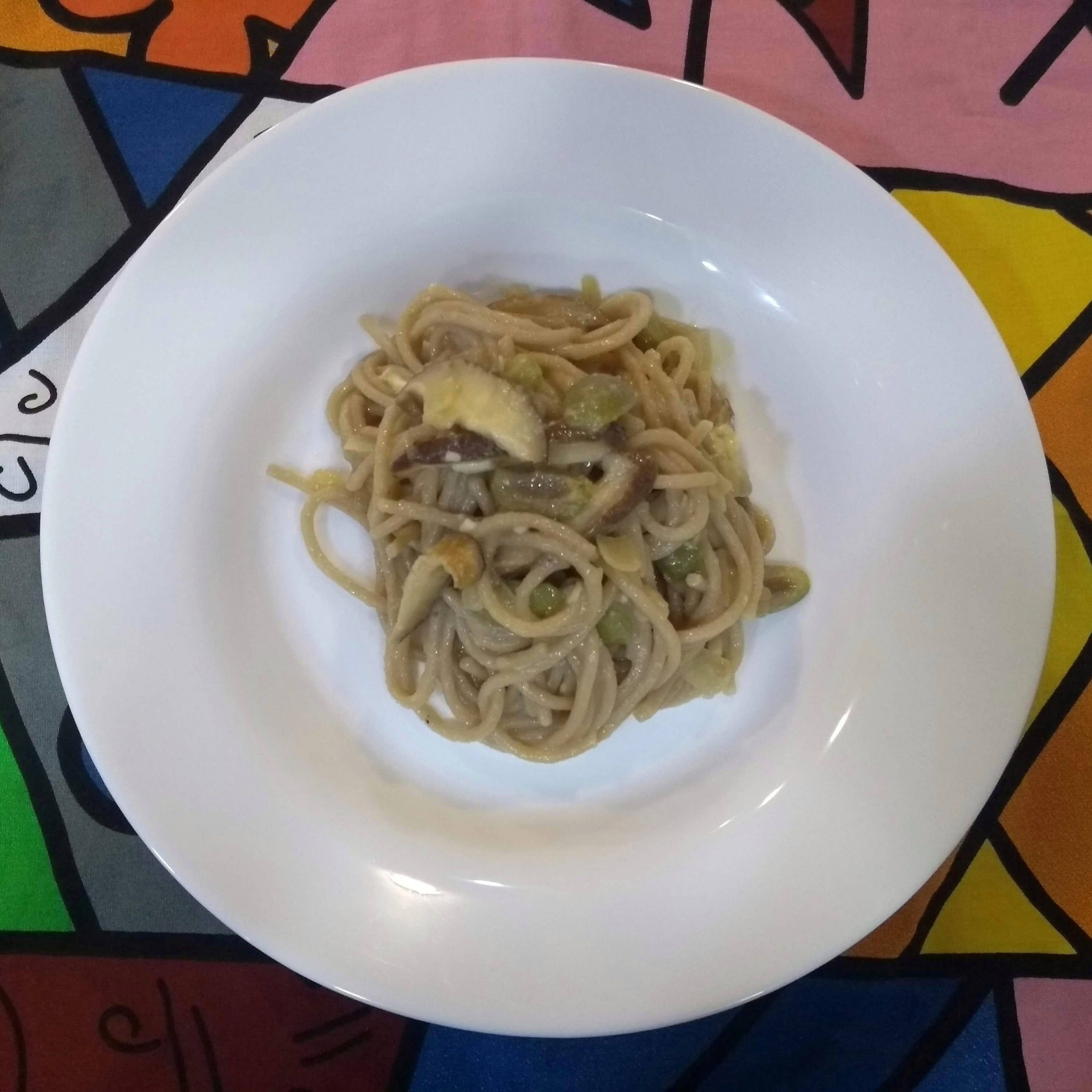 macarrão com cogumelos e azeitonas