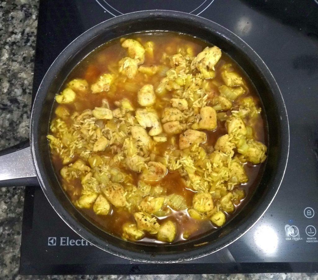 arroz com frango e curry