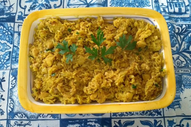 arroz com frango e curry