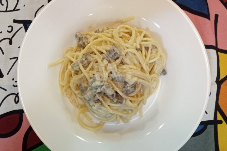 espaguete com molho de filé e gorgonzola