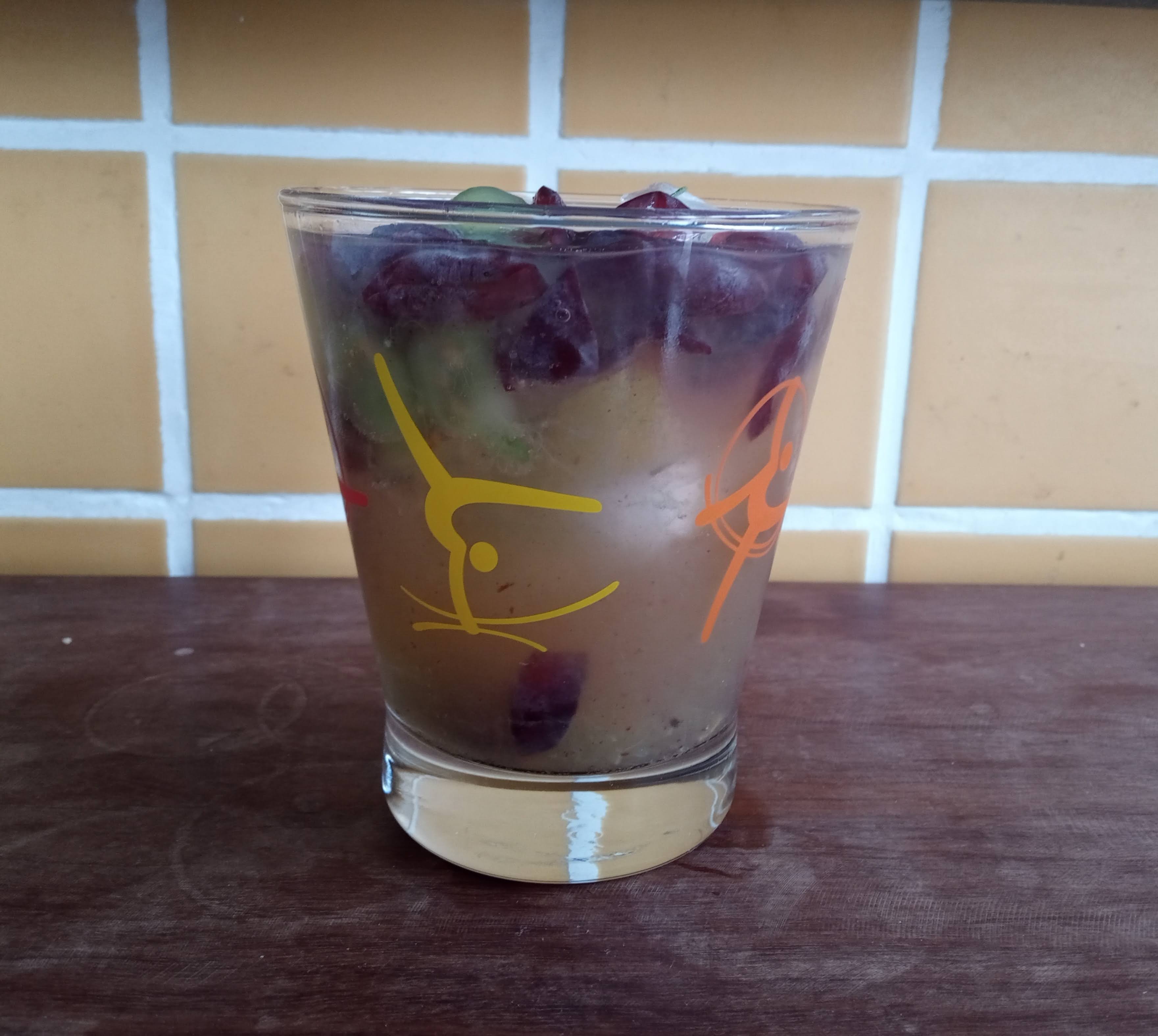 caipirinha de uva com manjericão