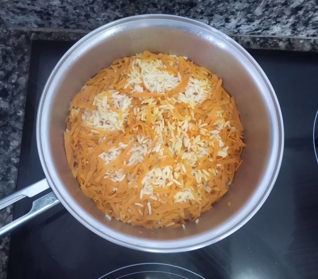 arroz com cenoura e curry