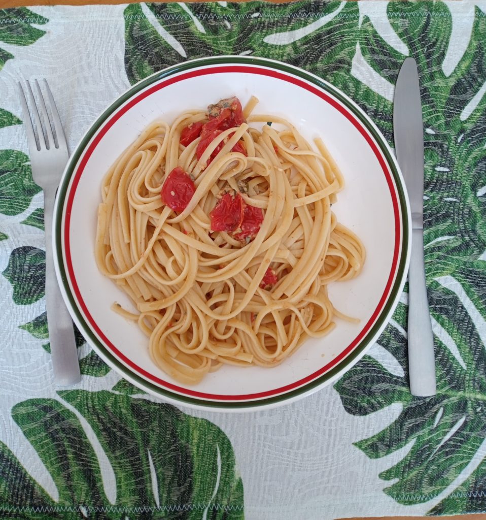 macarrão com tomatinhos e gorgonzola