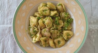 Capeletti com pesto de brócolis e cogumelos
