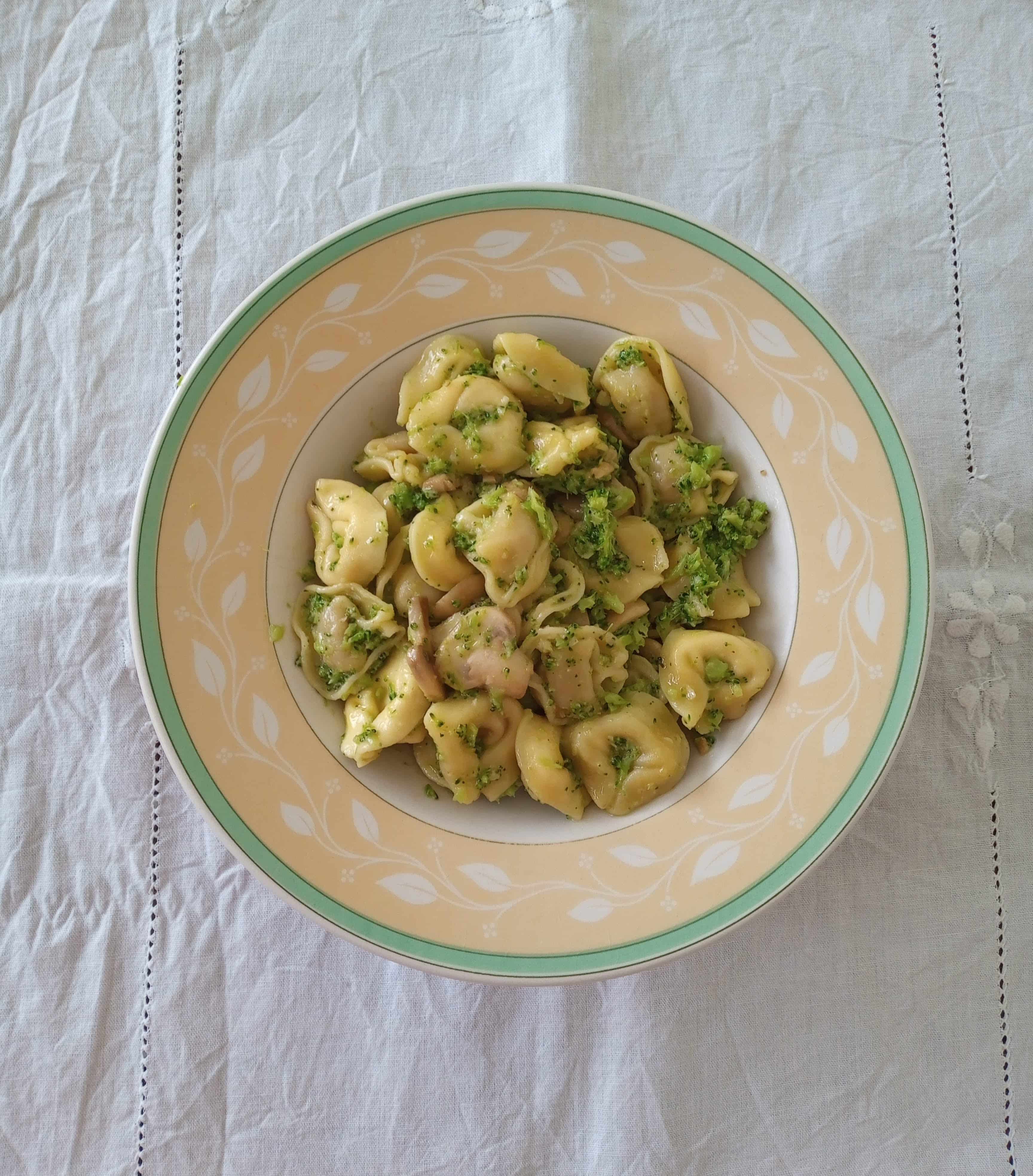 capeletti com pesto de brócolis e cogumelos