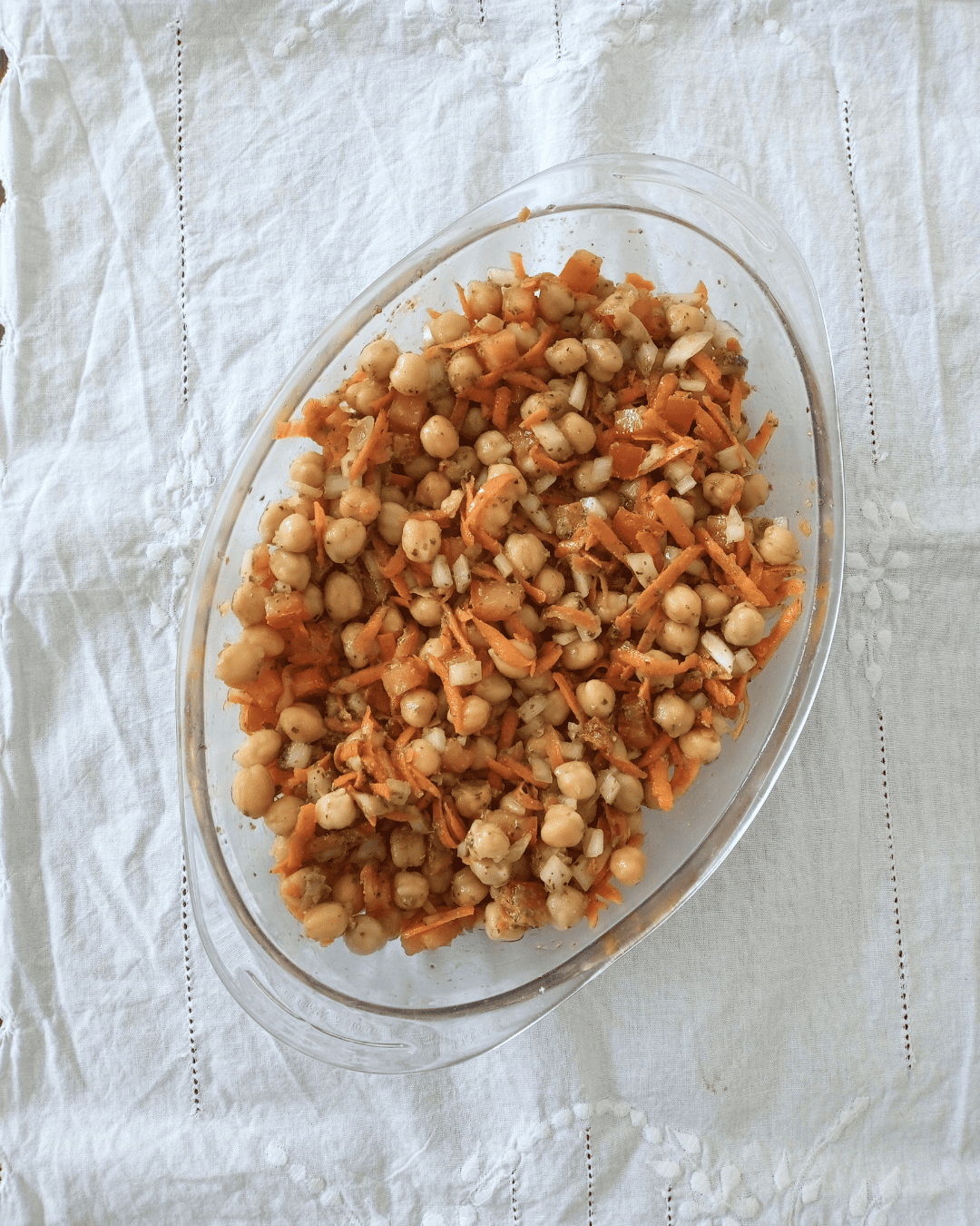 salada de grão de bico com molho pesto