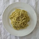 Espaguete com pesto de ora-pro-nóbis