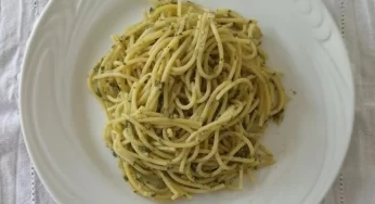 Espaguete com pesto de ora-pro-nóbis