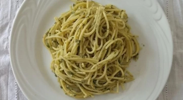 Espaguete com pesto de ora-pro-nóbis